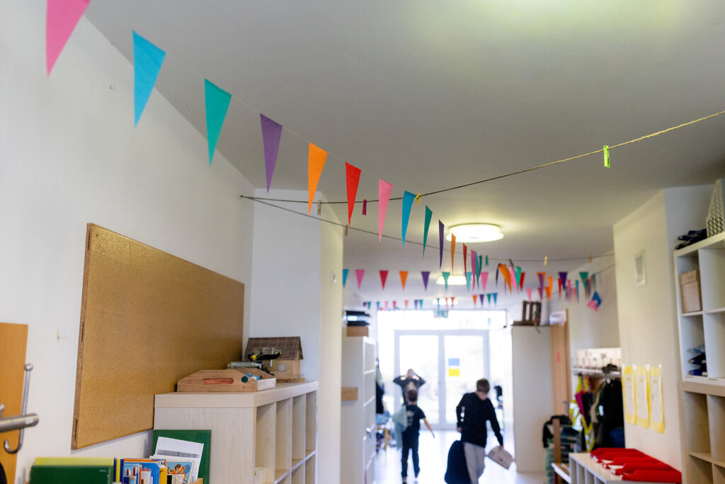 Blick in den Schulflur mit bunten Dekorationen an der Decke