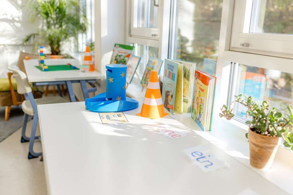 Arbeitsplätze im Klassenzimmer der Grundschule Kippenheim mit Blick auf das Fenster