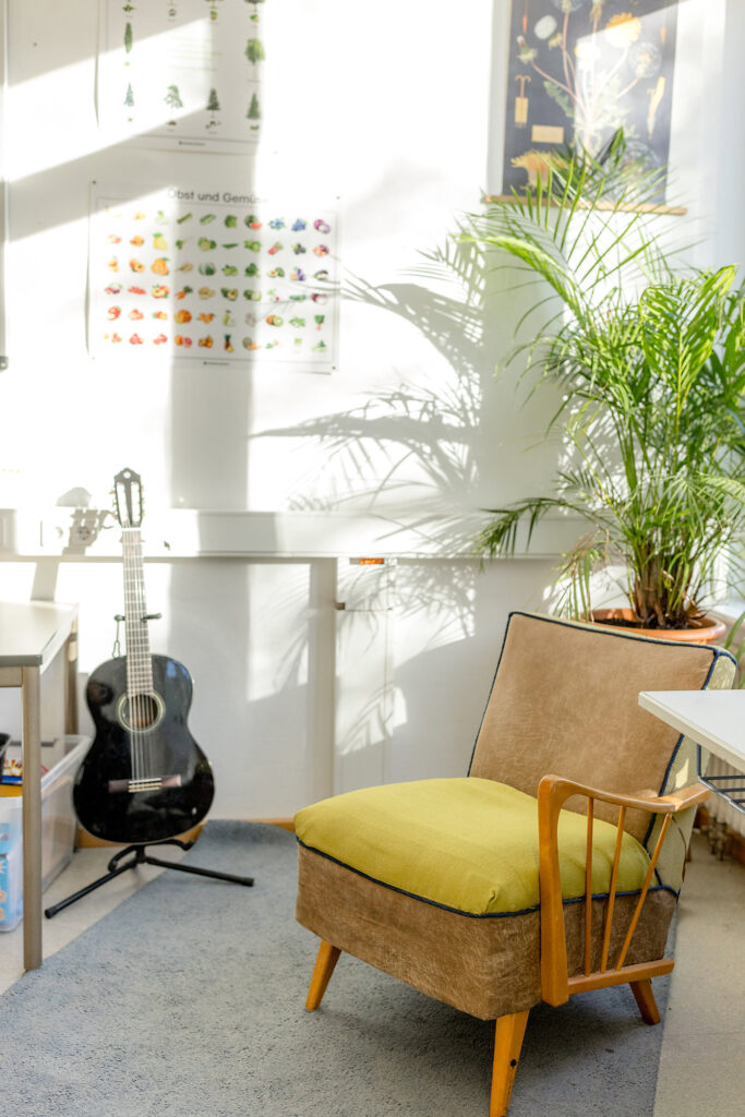 Ein gemütlicher Bereich mit Sessel und Gitarre