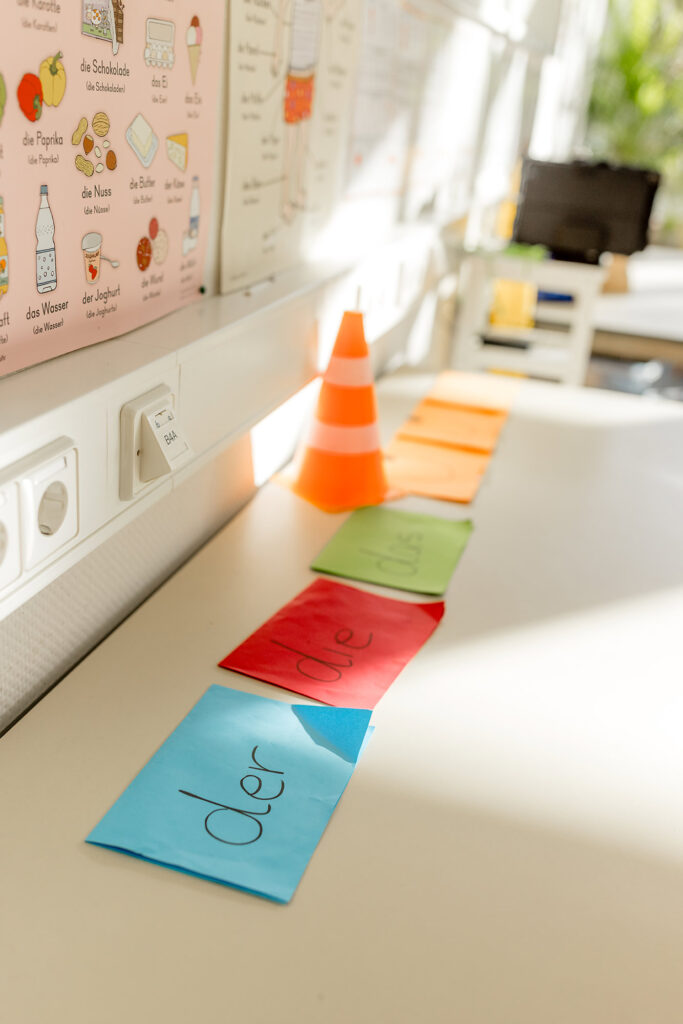 Lernmaterial liegt geordnet auf einem Tisch im Klassenzimmer