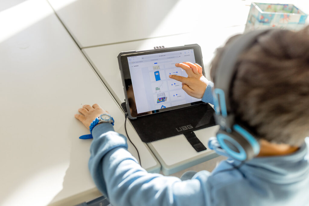 Ein Kind arbeitet mit einem Tablet im Unterricht der Grundschule Kippenheim