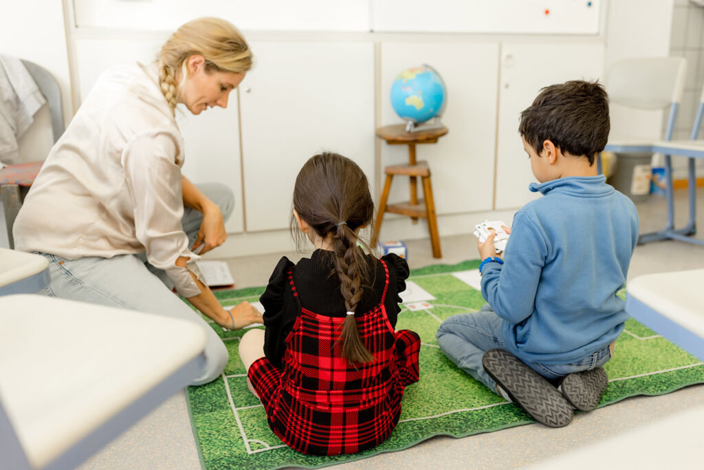 Kinder lernen gemeinsam in einer kleinen Gruppe