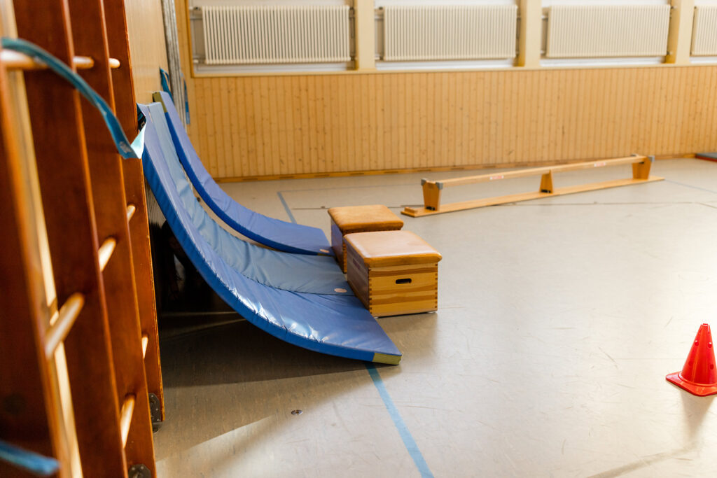 Sportgeräte und Parcours in der Turnhalle aufgebaut