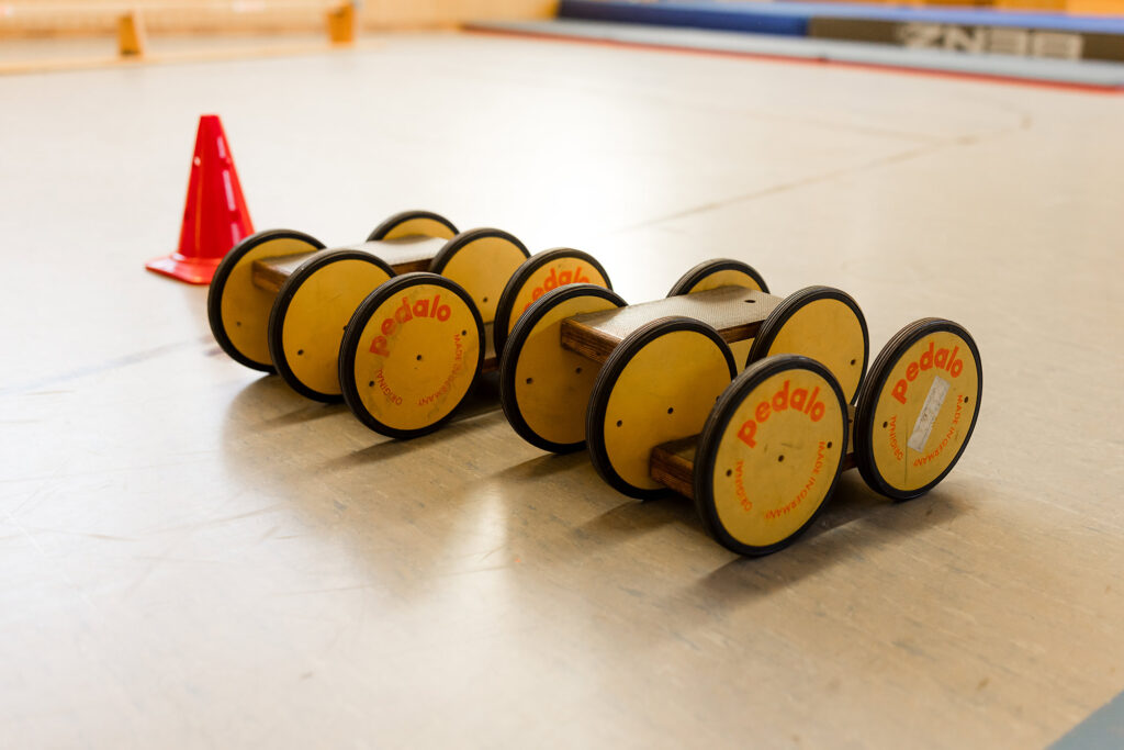 Sportgeräte mit Rollen stehen für den Unterricht bereit