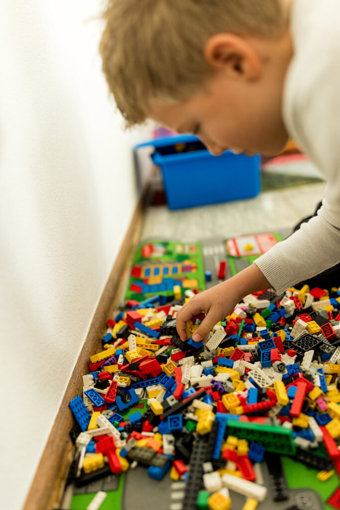 Kind spielt und lernt mit vielen Bausteinen