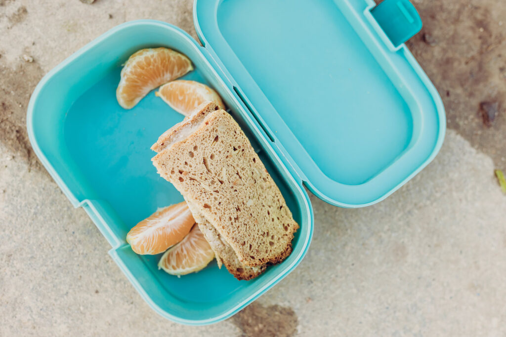 Brotdose mit belegtem Brot auf einem Tisch