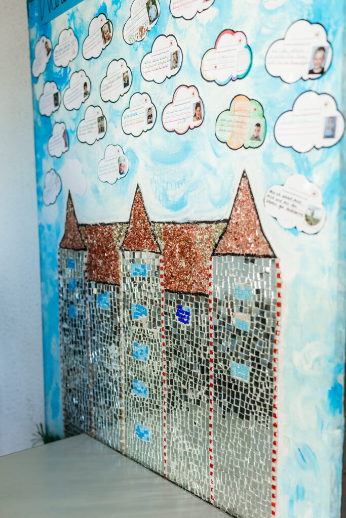 Bunt gestaltetes Kunstwerk im Schulgebäude
