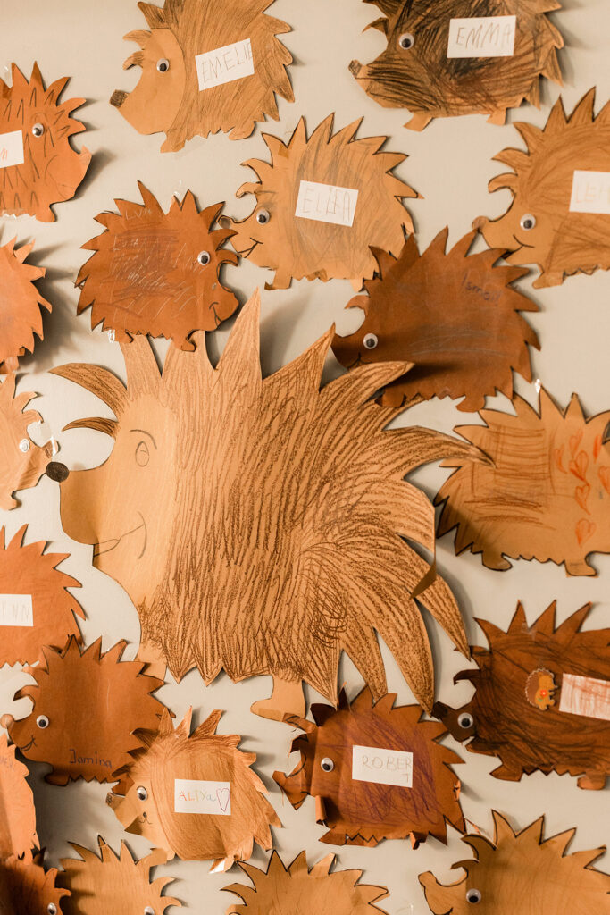 Gebastelte Blätter aus Papier als Kunstprojekt