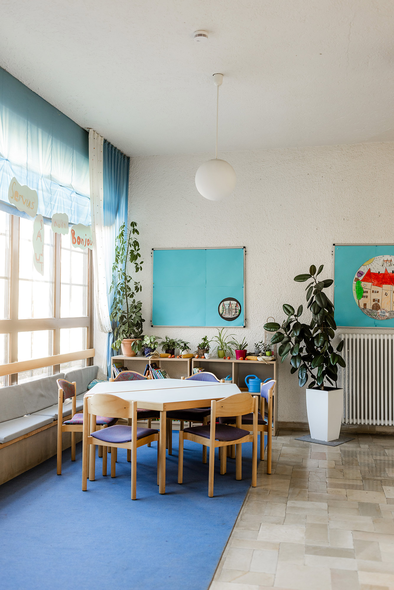 Heller Raum mit Tischen und Pflanzen im Klassenzimmer